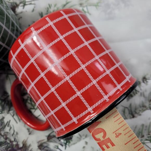 Pair of Hallmark Mugs in Red and Green with White Gridlines - Picture 8 of 8